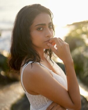 Abitha Venkat Instagram - கடல் மேல் பனித்துளி ❄️ 
📸 @anitakamaraj 🤗 
.
..
…
#instagram #picoftheday #india #beach #sea #saree #whitesaree #chennai #model #actor #photoshoot #beachmodel #sunny #summer #instagood