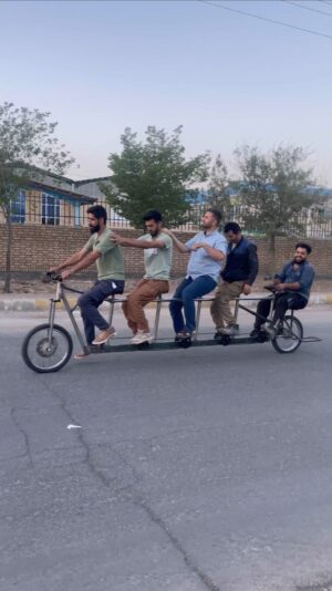 Abolfazl Mousavi Instagram - اینم یه کار قشنگ از فالوورای عزیزم 😂❤️

#دوچرخه_۶_نفره #بازار_تهران #دوچرخه