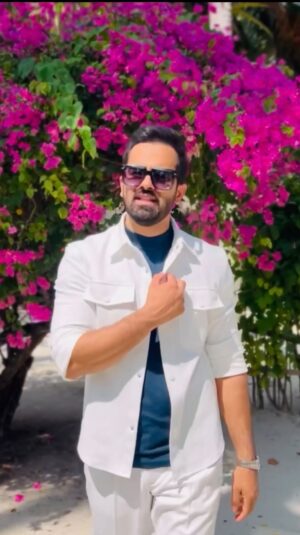 Abolfazl Mousavi Instagram - ❤️
یادش بخیر پارسال توی “مالدیو” این ویدئو رو گرفتیم 
داستان این بود که میخواستم همونجا با فیلمبردارای مالدیوی یه تصویر خوب بگیرم ، ولی وقتی رسیدم مالدیو و رفتم برای صحبت با فیلمبردارای اونجا قیمتشون اونقدری عجیب غریب بود که اگه یه فیلمبردار از ایران با خودم میبردم مالدیو و تمام هزینه هاش با من بود هزینش مناسبتر در میومد ، اینجا بود که یه همسفر توانمند ، خوش ذوق ، خوش سلیقه ، هنرمند تونست با یه آیفون کار و در بیاره ، حالا نمیگم کار ۱۰۰ شده ولی من که راضی بودم 😘

ریمیکسش و از کانال تلگرام خودم میتونید دانلود کنید

#ابوالفضل_موسوی #موزیک #مالدیو #بزن_زنگ
