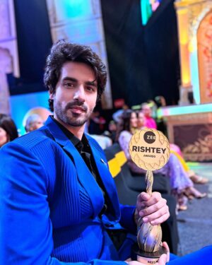 Abrar Qazi Instagram - Thankyou @zeetv #zeerishteyawards for accepting me in your family! Feeling blessed. Thankyou @balajitelefilmslimited and the whole team of #kumkumbhagya
