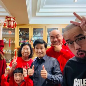 Ada Chang Instagram - 龍年除夕年夜飯大戰參戰 結果他們竟然有dresscode
我只好拿我自由發揮的宣傳服 結果我像是請來的魔術師欸