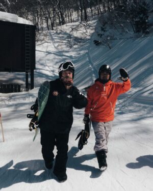 Ada Chang Instagram - 🏂
又跟DBC一起來到日本斑尾滑雪啦～～
一樣是快速無腦的一條龍行程五天四夜
所有的交通飯店教練行程全部都包含
只要人到就好實在太讚

第一天一下飛機直接上車前往斑尾高原
只要兩個小時輕鬆抵達雪場飯店
斑尾住的是Ski in ski out超級方便啊啊
飯店的後門打開就是雪場！！
而且斑尾人真的比較少非常爽
你愛怎麼滑就怎麼滑！真的超方便

包含的滑雪雪具跟裝備也都是最新的
在下榻飯店就可以試穿也省了一個煩惱

全程都是年輕帥哥中文教練
早上下午都跟在身邊不管是初階還進階都很適合
(但能不能不要直接把我丟去紅線！？)

飯店還有溫泉可以治癒身心也是非常重要
最爽的是行程滑完雪後最後兩天可以安排
東京自由行or金澤自由行～～

還是需要鬼刷一波吧～～但我好久沒去金澤
這次就選金澤啦～感受一下金箔冰淇淋
再去近江町吃個海鮮整個人生才完整啊
不說了我要先報名今年雪季了～～～

DBC 全新規劃的雪場實在太讚了！
行程選擇困難 詢問DBC客服就對哩～～～
- - - - - - - - 
@dbc.taiwan 
#DoubleBlackCrew
#DBC滑雪