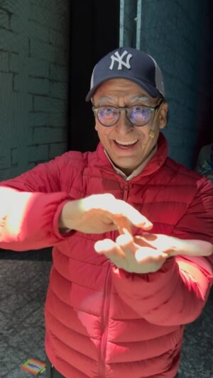 Adal Ramones Instagram - Les compartimos el mensaje del artista incluyente: Adal Ramones @adalramones para toda la comunidad sorda y seguidores incluyentes de @viendotentiendo en un día como hoy muy poderoso como lo es el Día de los Derechos Humanos, donde pudimos vivir la experiencia del maravilloso y profesional elenco del musical @uncuentodenavidad_mx en el Teatro San Rafael, sintiendo la música y sus voces con los chalecos sensoriales incluyentes de Viendoteniendo A.C. para así, disfrutar todos del mundo del teatro ¡MUCHAS GRACIAS!

#uncuentodenavidad #teatrosanrafael #adalramones #obraincluyente #musicalincluyente #chalecossensoriales #chalecossensorialesviendotentiendo #viendotentiendo #inclusion #derechoshumanos #personascondiscapacidad #comunidadsorda #hipoacusia #lsm #lenguadeseñas #lenguadeseñasmexicana #interprete #implantecoclear #aparatosauditivos #hablarconlasmanos #sintiendo #vibrando #concientizar #sensibilización #elmismomundoparatodos #gracias #teatro