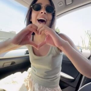 Adal Ramones Instagram - Amo a esta loca de atar! Mi princesa y la canción que siempre me canta este día! Gracias mi chaparruzca @paolaramones 

Amo que seas así ❤️🎬✅

#diadelpadre