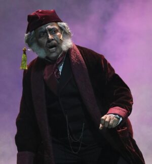 Adal Ramones Instagram - La vida está llena de oportunidades para realizar tus sueños… Yo siempre agradecido con Dios por todo lo bello que me da, por lo bendecido que me hace sentir. Muy amado por ÉL. 

Scrooge me recuerda mi infancia, mi sueño de ser actor y de como lo fui buscando desde niño, cuando actuaba para mis maestros y compañeros de escuela… Desde mis primeras obras de teatro en Monterrey.  Amo el camino que recorro, pero más amo a quienes me acompañan en estas aventuras! 

De verdad la vida es bella…! 

Amén Señor! 🙏

Foto: