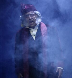 Adal Ramones Instagram - La vida está llena de oportunidades para realizar tus sueños… Yo siempre agradecido con Dios por todo lo bello que me da, por lo bendecido que me hace sentir. Muy amado por ÉL. 

Scrooge me recuerda mi infancia, mi sueño de ser actor y de como lo fui buscando desde niño, cuando actuaba para mis maestros y compañeros de escuela… Desde mis primeras obras de teatro en Monterrey.  Amo el camino que recorro, pero más amo a quienes me acompañan en estas aventuras! 

De verdad la vida es bella…! 

Amén Señor! 🙏

Foto: