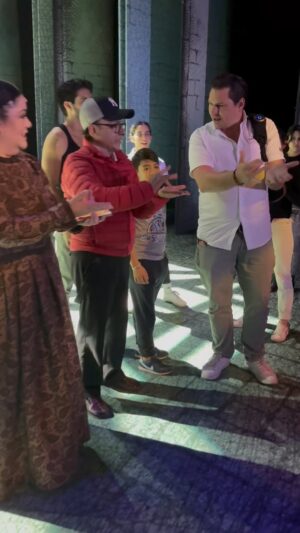 Adal Ramones Instagram - Les compartimos que la comunidad de personas sordas que asistimos como público el pasado 10 de Diciembre “Día de los Derechos Humanos”, nos emocionó muchísimo la historia del musical “Un cuento de Navidad” por sentir la música de la orquesta en vivo y las grandiosas voces de todo el talentoso elenco durante toda la función, con los chalecos sensoriales incluyentes de @viendotentiendo 

Adal Ramones fue muy empatico e incluyente, ya que cuando le presentamos nuestro chaleco previo a la función, le enseñamos a decir en Lengua de señas mexicana las señas de “gracias”, “aplausos” y “los quiero” y al final en los agradecimientos, todos nos sorprendimos porque lo hizo ante todas las personas presentes y como público de personas con discapacidad auditiva, nos emocionamos por ese acto tan lindo de ser incluyente. Nos conmovimos muchísimo ya que nos sentimos identificados y respetados por el gran actor @adalramones y el todo el maravilloso elenco de @uncuentodenavidad_mx que junto con él, aplaudieron en lengua de señas. 

Estuvo muy poderoso este momento, algo que recordaremos para siempre 🫶 

¡INFINITAS GRACIAS a toda la producción, staff, el elenco y todos los involucrados que en conjunto, nos visibilizaron y lo hicieron posible! 

¡GRACIAS POR SER INCLUYENTES!

#uncuentodenavidad #obraincluyente #adalramones #chalecossensorialesviendotentiendo #viendotentiendo #inclusion #discapacidadauditiva #comunidadsorda #lenguadeseñasmexicana