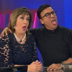 Adal Ramones Instagram - Porque es más sabio el que se divierte y pone su paz por encima de cualquier cosa que lo turbe 

Dios mío como soy de feliz contigo mi querida @licmariajulia No hay momento para otra cosa más que para soltar la alegría… Somos los mismos locos de siempre! 

Gracias por regalarme la alegría de tomar lo mejor de las cosas y de los tiempos! 

Desde hace décadas asumí la valiente decisión de reír el 99% de las veces y alejarme o mostrarle la salida a las personas o situaciones que no me sumen. 

Hay que aprender una lección: 

Vivamos construyendo nuestra propia felicidad desde las pequeñas cosas🙏♥️