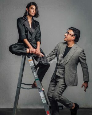 Adal Ramones Instagram - Adal y Paola Ramones: Un sueño compartido entre padre e hija. 

De generación en generación, el talento y la pasión por el entretenimiento florece en la familia Ramones. Adal Ramones, icono del stand-up y la televisión en México, comparte no solo la pantalla, sino también sus sueños y esperanzas con su hija, Paola Ramones. Juntos en una charla con CARAS, nos cuentan sobre esa dinámica familiar única que los lleva a explorar y conquistar nuevos horizontes juntos. Paola, con la misma llama artística de su padre, ya hace su propio camino en la industria, dirigiendo y actuando, siempre con el incondicional apoyo de su familia. “Todo lo que mi hija ha logrado, yo ya lo sabía”, dice Adal con orgullo, y es que para él, el talento de Paola es tan claro como su futuro lleno de éxitos.

Por: Patricio Chávez Varela 
Fotos: Einar González
Locación: Restaurante Fairchild & La Bodega del Niño 

#CarasMéxico