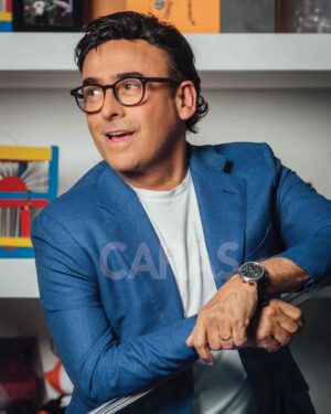 Adal Ramones Instagram - Adal y Paola Ramones: Un sueño compartido entre padre e hija. 

De generación en generación, el talento y la pasión por el entretenimiento florece en la familia Ramones. Adal Ramones, icono del stand-up y la televisión en México, comparte no solo la pantalla, sino también sus sueños y esperanzas con su hija, Paola Ramones. Juntos en una charla con CARAS, nos cuentan sobre esa dinámica familiar única que los lleva a explorar y conquistar nuevos horizontes juntos. Paola, con la misma llama artística de su padre, ya hace su propio camino en la industria, dirigiendo y actuando, siempre con el incondicional apoyo de su familia. “Todo lo que mi hija ha logrado, yo ya lo sabía”, dice Adal con orgullo, y es que para él, el talento de Paola es tan claro como su futuro lleno de éxitos.

Por: Patricio Chávez Varela 
Fotos: Einar González
Locación: Restaurante Fairchild & La Bodega del Niño 

#CarasMéxico