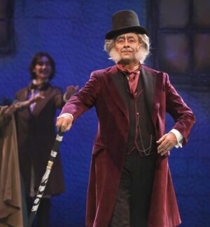 Adal Ramones Instagram - La vida está llena de oportunidades para realizar tus sueños… Yo siempre agradecido con Dios por todo lo bello que me da, por lo bendecido que me hace sentir. Muy amado por ÉL. 

Scrooge me recuerda mi infancia, mi sueño de ser actor y de como lo fui buscando desde niño, cuando actuaba para mis maestros y compañeros de escuela… Desde mis primeras obras de teatro en Monterrey.  Amo el camino que recorro, pero más amo a quienes me acompañan en estas aventuras! 

De verdad la vida es bella…! 

Amén Señor! 🙏

Foto: