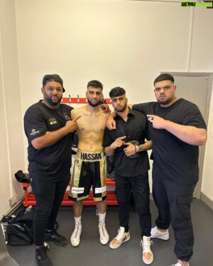 Adam Azim Instagram - Fantastic performance from my brother @hassan_azim ! Gutted I couldn’t be under those lights performing tonight but watching my brother do what he does best definitely made up for it!

_

📸: @ovoali_

#inshallah