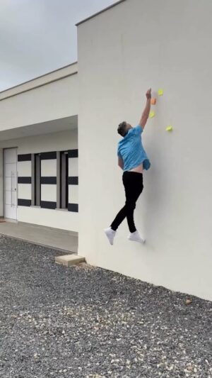 Adam Beales Instagram - HIGHEST STICKY NOTE WINS!! 😂 #reels