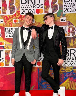 Adam Beales Instagram - BRITs 2024 💙🎸

ft. @callumbyt 
Dressed by @tomorrowsmenswear ✨