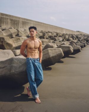 Adam Lin Instagram - 你們覺得台南最美的沙灘在哪？

《秘密嗑》除了豐富的性感寫真外
也有嘉義和台南共20個秘境分享
除了秘境分享外
還有一些內心的想法
或是過去自己發生過什麼事

印象很深刻…在這個沙灘…我😳

《秘密嗑》期間限定預購中
連結在首頁或限動

#秘密嗑

衣服褲子 @uniqlo_taiwan