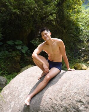 Adam Lin Instagram - 鳳凰瀑布！
離我嘉義老家最近的秘境！

在瀑布入口需先步行20分鐘的下坡石階，之前探索時因雨季加上青苔，非常溼滑難走～但看到瀑布後真的是值得！非常震撼～

新書《秘密嗑》預購倒數15天，期間結束後就絕版啦！沒辦法在其他通路買到！在首頁或限動有連結！

#秘密嗑