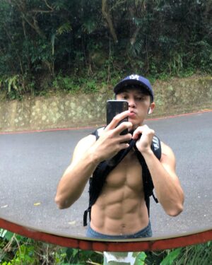 Adam Lin Instagram - 需要放鬆一下～來找鏡子好朋友⛰️

新書《秘密嗑》正式預購中！
限量組合火速減少中🤣🫡

#秘密嗑