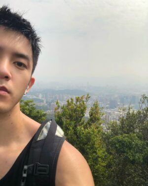 Adam Lin Instagram - 需要放鬆一下～來找鏡子好朋友⛰️

新書《秘密嗑》正式預購中！
限量組合火速減少中🤣🫡

#秘密嗑