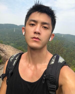 Adam Lin Instagram - 需要放鬆一下～來找鏡子好朋友⛰️

新書《秘密嗑》正式預購中！
限量組合火速減少中🤣🫡

#秘密嗑