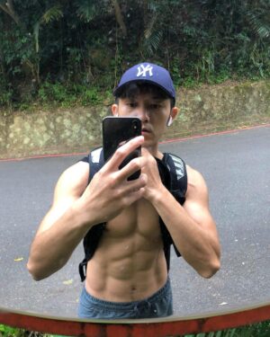 Adam Lin Instagram - 需要放鬆一下～來找鏡子好朋友⛰️

新書《秘密嗑》正式預購中！
限量組合火速減少中🤣🫡

#秘密嗑