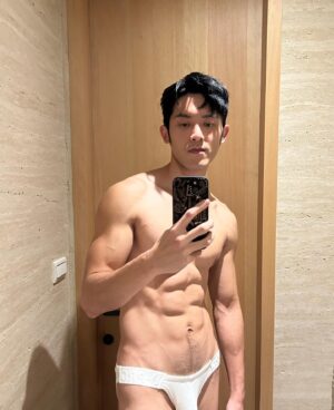 Adam Lin Instagram - 這次寫真拍攝行程也是我處理的，整組人來嘉義真的不容易，需提前幫大家訂好房間，設想三餐、訂飲料、交通、拍攝時還需跟現場人員接洽、掌控拍攝時間…等，很多時候都需要臨機應變，手忙腳亂之下，手機不小心摔到螢幕無法使用，在第一天拍攝結束後，還跟側拍師借了手機在廁所按個幾張，想說以後應該用得到。

這次寫真部分有九成是在嘉義完成的，不管是馬場、拳擊館、保齡球館、日式風…等，可以拍到這麼突破又好看的照片，真的不容易，也要感謝團隊的大家，完成我這次的任性，在看到完成品時，真的是值得了，非常喜歡，很期待摸到實體書的時候。

《秘密嗑》上線ㄧ週了，成績相當不錯，很感謝大家支持🙏🙏🙏

攝影 @xxdaniel 
妝髮 @chang_jiun_yu @luke_alltime_hair 
服裝 @chang_jiun_yu @luke_alltime_hair 
側拍 @joe_lin0720 
編輯 @elvis._

#秘密嗑