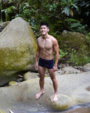 Adam Lin Instagram - 鳳凰瀑布！
離我嘉義老家最近的秘境！

在瀑布入口需先步行20分鐘的下坡石階，之前探索時因雨季加上青苔，非常溼滑難走～但看到瀑布後真的是值得！非常震撼～

新書《秘密嗑》預購倒數15天，期間結束後就絕版啦！沒辦法在其他通路買到！在首頁或限動有連結！

#秘密嗑