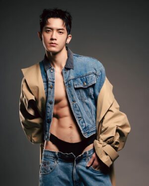 Adam Lin Instagram - 謝謝大家在宣傳期間的鼓勵，大家的留言或訊息我都有看見，自己也跟各位一樣期待這本書的誕生～

也因為這次的作品販售方式與以往不同，錯過預購時間便不會在其他通路或書店上架了。

為了讓更多人有機會擁有，團隊決定預購延長一週，現在到4/28晚上23:59分前都還可以預購～也承諾已完成預購的人權益不變，會按預定在 7 月出貨，請大家放心！感謝大家支持～

攝影 @xxdaniel 
妝髮 @chang_jiun_yu @luke_alltime_hair 
服裝 @chang_jiun_yu @luke_alltime_hair 
側拍 @joe_lin0720 
編輯 @elvis._

#秘密嗑