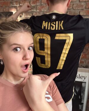 Adam Mišík Instagram - Vystrojený na dnešní Derby aneb „Láska z Letný”. 
💙💛❤️