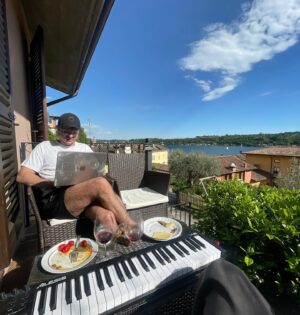 Adam Mišík Instagram - 🇮🇹 Italy Dump 🍝 
1) Backstreet boys
2) Arrabbiata by me 👨🏼‍🍳
3) kýč 
4) vaření summer hits 
5) Šípková Růženka 
6) Views 
7) carb overdose 
8) Lunetic