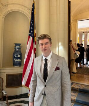 Adam Mišík Instagram - Můj děda byl Američan a jsem moc hrdý na to, že kromě české mi teče v žilách i americká krev. Byl jsem moc dojatý z pozvání od @usembassyprague a možnosti potkat pana Velvyslance @bijan , zabrousit do historie česko/amerických vztahů, našeho společného působení v NATO a hlavně se kouknout na místo, kde pracovala moje babička a v dětství jako malý kluk pobíhal můj táta. 🇺🇸🇨🇿❤️