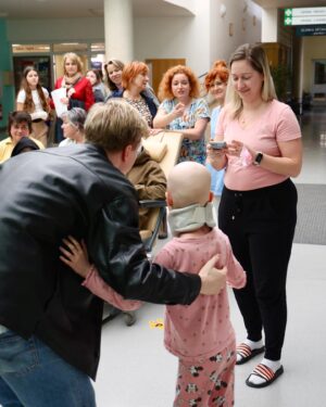 Adam Mišík Instagram - Poslední dva dny ❤️ Udělali jsme si výlet do Brna a Ostravy a rozhodli se zahrát pro budoucí sestřičky a zdravotníky, zároveň jsme se zastavili na dvou dětských odděleních, abychom dětem trochu zpříjemnili těžký chvilky. Když se mi podaří vykouzlit úsměv na tváři těm, co to potřebují nejvíc, mám pocit, že to, co dělám, dává smysl. Love A ❤️