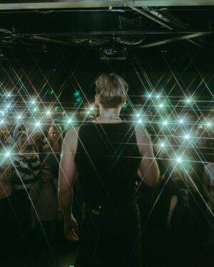 Adam Mišík Instagram - Na stejným místě po 11 letech (stárnu tvl) 🤯 Jablonec byl crazy, děkuju každýmu kdo dorazil 🥰 a teď vzhůru do Fóra 🔜🫡

📸 @kuppyphotography
