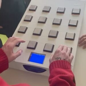 Adam Mišík Instagram - Poslední dva dny ❤️ Udělali jsme si výlet do Brna a Ostravy a rozhodli se zahrát pro budoucí sestřičky a zdravotníky, zároveň jsme se zastavili na dvou dětských odděleních, abychom dětem trochu zpříjemnili těžký chvilky. Když se mi podaří vykouzlit úsměv na tváři těm, co to potřebují nejvíc, mám pocit, že to, co dělám, dává smysl. Love A ❤️