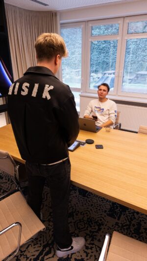 Adam Mišík Instagram - Forum se neptá. Markeťák je zpátky a úkol zní jasně ✊🏻