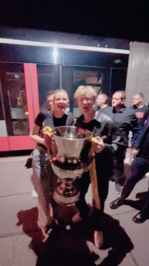 Adam Mišík Instagram - @lkrejci_ : Nechcete si podržet pohár? Vám to natočím
Já: Díky kapitáne 🏆🏆 🥹