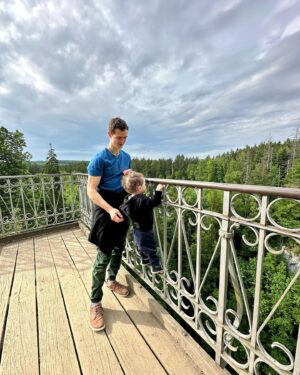 Adam Ondra Instagram - Back in Europe after OQS in Shanghai ✌️ It was great to spend some time with my amazing family at home 😍 Moreover, we visited my favourite abyss, Macocha, in Moravian Karst (Czechia 🇨🇿) together, where I showed little Hugo the route that I successfully climbed from the very bottom to the top in January 2023 🤜🤛 You can watch a full video of that legendary climb on my YouTube channel and get a cool Macocha t-shirt or new posters on my eshop.adamondra.com (link is in BIO) 👊

CZ: 

Po kvalifikačních závodech v Šanghaji jsem zpět v Evropě ✌️ Takže bylo skvělé strávit nějaký čas se svou úžasnou rodinou a užít si trochu domova 😍 Navíc jsme v Krasu navštívili mojí oblíbenou propast Macocha, kde jsem z jejího povrchu Hugovi ukázal, kudy jsem se jí vloni v lednu snažil vylézt 🤜🤛 Na video z přelezu se můžete podívat na mém YouTube kanálu a můžete si také pořídit fajnové Macocha tričko nebo plakát na mém eshop.adamondra.com (link je v BIO profilu) 👊

📸 @ivaondra a pár jsem cvaknul já! 

#macocha #macochaabyss #macochapropast