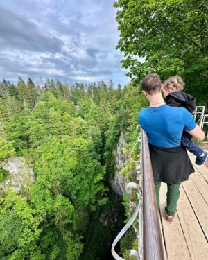 Adam Ondra Instagram - Back in Europe after OQS in Shanghai ✌️ It was great to spend some time with my amazing family at home 😍 Moreover, we visited my favourite abyss, Macocha, in Moravian Karst (Czechia 🇨🇿) together, where I showed little Hugo the route that I successfully climbed from the very bottom to the top in January 2023 🤜🤛 You can watch a full video of that legendary climb on my YouTube channel and get a cool Macocha t-shirt or new posters on my eshop.adamondra.com (link is in BIO) 👊

CZ: 

Po kvalifikačních závodech v Šanghaji jsem zpět v Evropě ✌️ Takže bylo skvělé strávit nějaký čas se svou úžasnou rodinou a užít si trochu domova 😍 Navíc jsme v Krasu navštívili mojí oblíbenou propast Macocha, kde jsem z jejího povrchu Hugovi ukázal, kudy jsem se jí vloni v lednu snažil vylézt 🤜🤛 Na video z přelezu se můžete podívat na mém YouTube kanálu a můžete si také pořídit fajnové Macocha tričko nebo plakát na mém eshop.adamondra.com (link je v BIO profilu) 👊

📸 @ivaondra a pár jsem cvaknul já! 

#macocha #macochaabyss #macochapropast