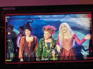 Adam Shankman Instagram - @hocuspocusdisney #bts #halloween #fbf
Seemed like the right day for these…🎃🐈‍⬛🧙 @567and8 @mrsleshem @bettemidler @sarahjessicaparker  @kathynajimy