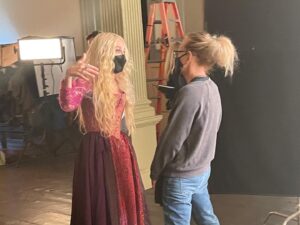 Adam Shankman Instagram - @hocuspocusdisney #bts #halloween #fbf
Seemed like the right day for these…🎃🐈‍⬛🧙 @567and8 @mrsleshem @bettemidler @sarahjessicaparker  @kathynajimy