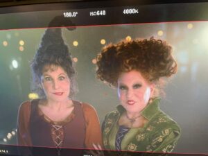 Adam Shankman Instagram - @hocuspocusdisney #bts #halloween #fbf
Seemed like the right day for these…🎃🐈‍⬛🧙 @567and8 @mrsleshem @bettemidler @sarahjessicaparker  @kathynajimy