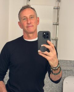 Adam Shankman Instagram - Happy Monday y’all. It’s #earthday and first night of #passover. So it’s all about the under over I guess. 🔥
