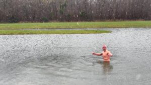 Adam Walker Instagram - Life is about facing the discomfort and accepting the challenge!!! The rewards are greater than the pain 💪 

What do you do in your lunch break to chill out……
Get swimming in the snow of course ⛄️🏊‍♂️

Let’s step out of a comfort zone and start living life 🎉