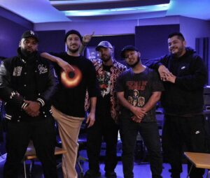 Adamo Marinacci Instagram - Que des OGs dans le studio... On work sur une grosse toune collab avec @officialcruzito et @adamo.grosbig. Ça sent le summer hit dans le spot ☀️⛱️

@andres__anton sur la magie de la 📸