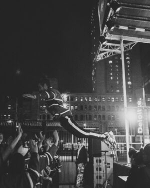 Adamo Marinacci Instagram - 💫 Montréal vous êtes incroyable! 💫

Merci aux @canadiensmtl d’avoir pensé à nous pour le show d’après match Samedi dernier au @centrebell !!! 

J’ai perdu mes clés pendant le bodysurf mais ça aura valut la peine 😂 

Shout out à mon boy @jd.vii d’avoir capturé les moments "clés" 🙋🏻‍♂️😝 

@lesgrosbig @j7.grosbig @dsl.ap3 @lemindmusic @molsonexportca 

#show #hiphop #rapqueb #canadiensmtl #montrealcanadiens #montréal #nightlife