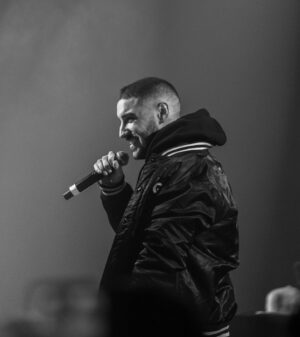 Adamo Marinacci Instagram - On dirait que plus tu réussis dans ta vie, que ce soit ta vie professionnelle, familiale, amoureuse ou whatever, les gens se font un plaisir à tenter de te rabaisser d’une façon ou d’une autre. Comme si le succès de l’un empêchait celui d’un autre. .
Sachez que la jalousie, l’envie, la convoitise, la haine sont tous des sentiments qui nuise à votre propre réussite. Vous perdez votre temps à fucking hate au lieu de travailler vos trucs. .
Prendre le temps de commenter à quel point c’est pourris and shit sans aucuns points constructifs ou rationnels c’est littéralement la meilleure chose à faire pour t’enfoncer dans ta marde. Heureusement dans mon cas ce n’est pas tant un problème mais depuis que j’ai la chance d’animer un podcast, Le temps d’un jujube, j’ai réalisé à quel point les gens qui foutent fuckall de leurs vie sont la grande majorité de ceux qui laisse des commentaires haineux sans fond. .
Occupe toi des gens que t’aimes, de ton travail, de ta passion et si tu as des artistes que tu apprécies, partage tes coups d’coeur mais caliss... arrête de perdre ton temps à hate.
.
Le hip-hop, pour ne parler que du hip-hop, se porte bien depuis peu et c’est clairement depuis que les gens parlent de leurs découvertes plutôt que parler de ceux qui trouve à chier, fake, no name, has been ou whatever. .
Put your shits together et met du temps positif sur toi même au lieu de l’perdre négativement sur d’autres.
.
Sur ce, merci à tout ceux qui supporte for real. Et si t’aime pas un artiste... la meilleure chose à faire c’est de ne jamais en parler et ne jamais même mentionner son nom. De cette façon là tu perds pas ton temps, on en entends moins parler et t’as pas l’air d’un criss de no life frustré. .
Merci.
.
@_jaysimon 📸