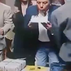 Adel Emam Instagram - اليوم عيد ميلاد زعيم السينما المصرية الفنان الاستاذ الكبير #عادل_امام 🎁❤️