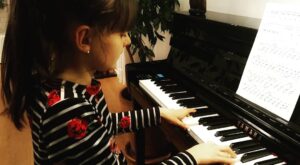 Adéla Heftyová Instagram - 🎹❤ #schumann #adelahra #piano #klavir