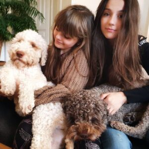Adéla Heftyová Instagram - Všetci spolu doma 🐶❤🐶 #pozdravujeme #terezaadela #lagotto #lagottoromagnolo