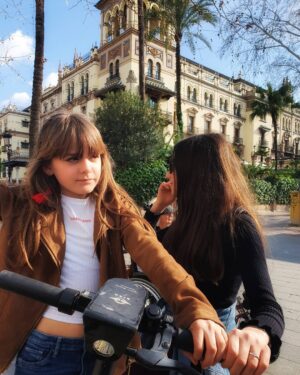 Adéla Heftyová Instagram - V Španielsku sa ľudia v mestách veľa presúvajú na elektrických kolobežkách 🛴 Skúsili sme si to, funguje to úžasne 😜 Je to zábavné, rýchle a hlavne ekologické 🌍💚💙 Doma chodím do školy autobusom alebo trolejbusom. A veľmi veľa chodím aj pešo. Vy ste na tom akooo? #doprava #dolava #dopredu #dozadu #ecofriendly #iliketomoveit