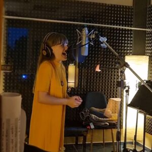 Adéla Heftyová Instagram - 🎧🎙V štúdiu sa to spravidla natiahne na veľa hodín, pozrite ako zložito sa niekedy v dabingu hráme s jednou vetičkou 😅 🎬 "Chcete sa aj vy stať ambasádorom oceánov?"❗Pekne to vyslov! Môžeš byť pomalšia.. poď! Nie bojovo, ale príjemne! Ešte s väčším úsmevom a vyšší hlas trošku! Poď ešte takúto, ale pomalšie! Super, tá bola pekná, dobre!✔